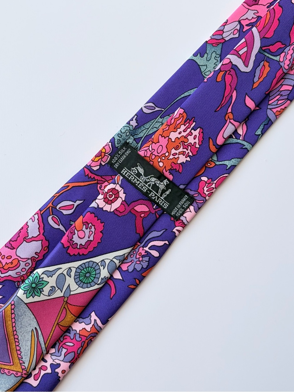 Rare Hermès Paris Fantaisies Indiennes Motif Purple Silk Tie